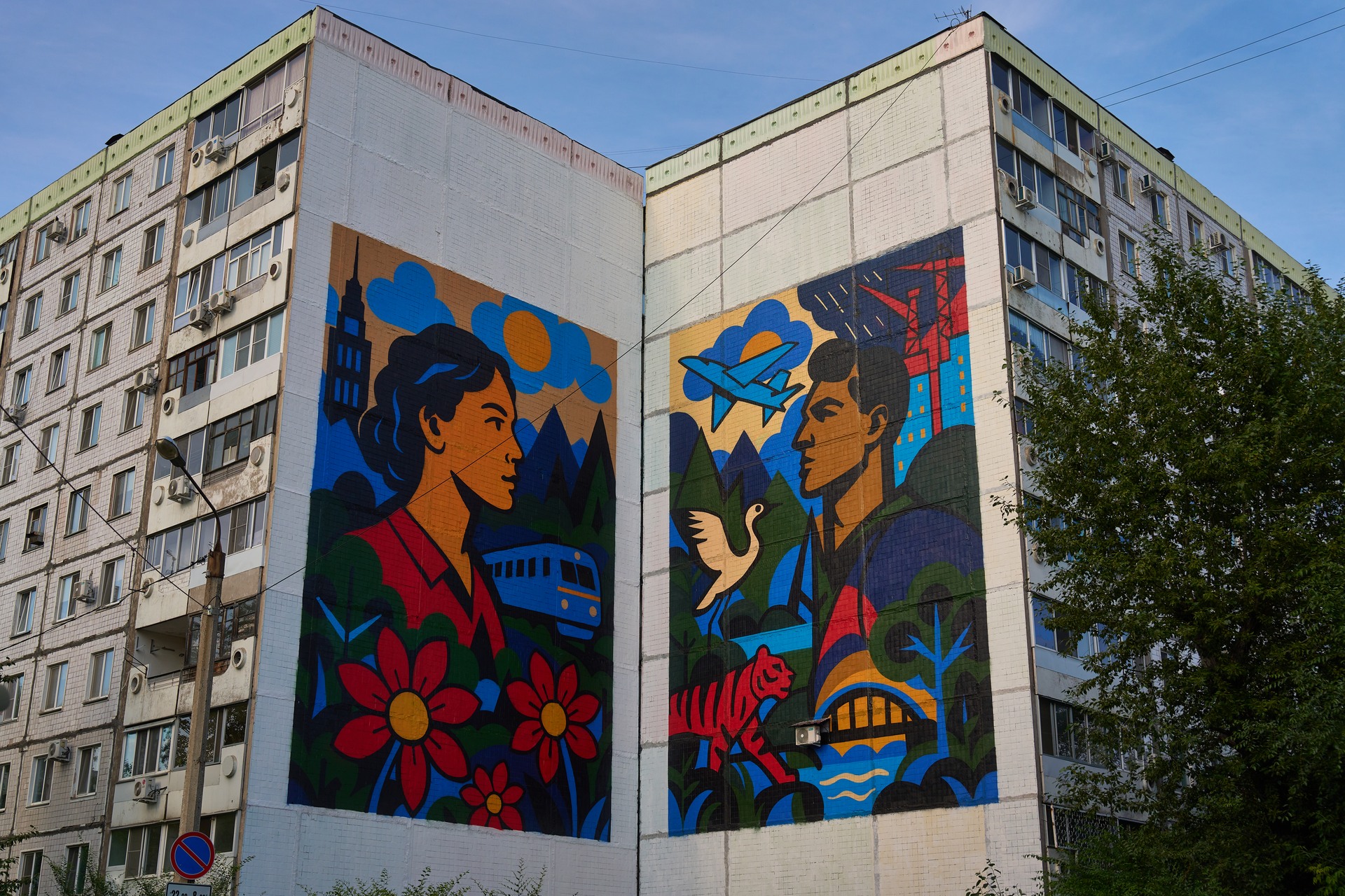 Две стены — две части «Реки времени»: 2026 слева, 2025 справа. Съёмка 2026 года.